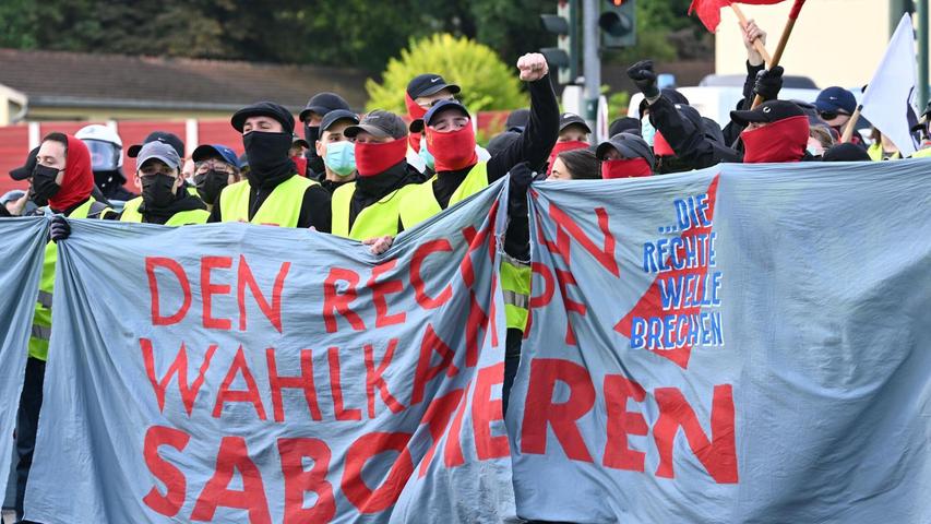 Demonstranten auf einer Zufahrtsstraße zum Gelände des AfD-Parteitags in Essen.