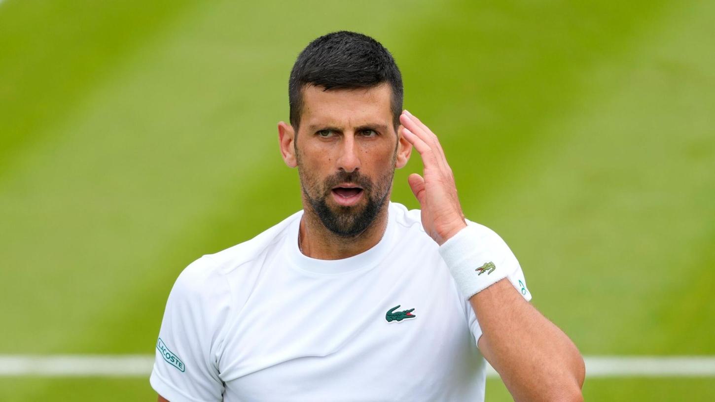 Der serbische Tennisstar Novak Djokovic ließ sich während der French Open am Knie operieren.