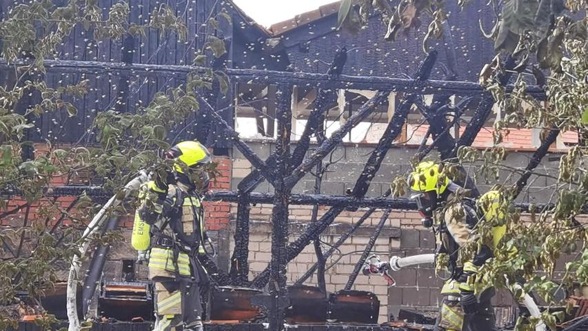 Mehrere Feuerwehren im Einsatz - Scheune in Franken brennt lichterloh
