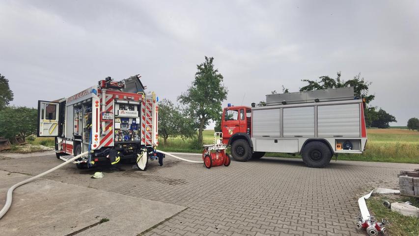 Mehrere Feuerwehren im Einsatz - Scheune in Franken brennt lichterloh