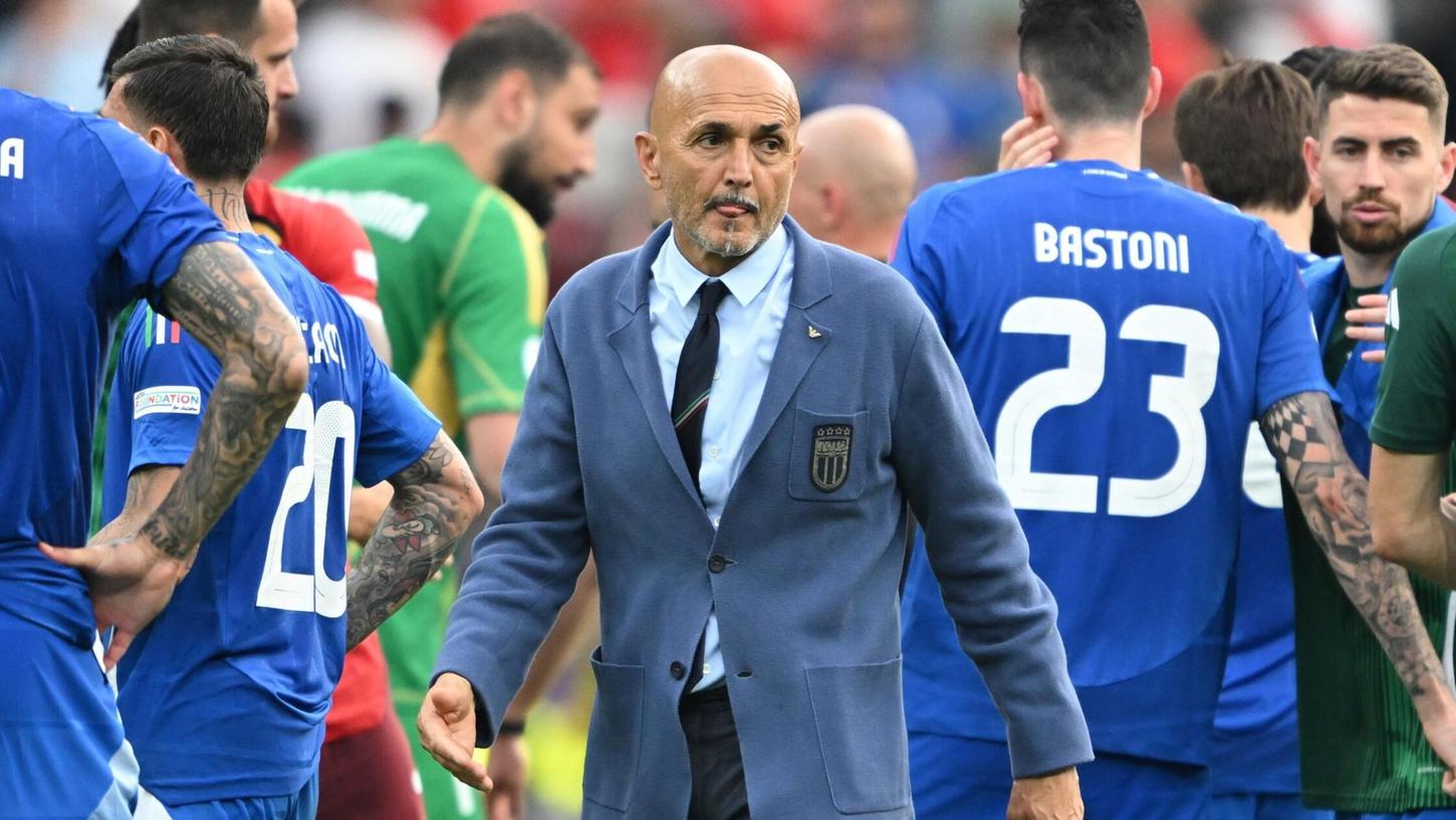 Italiens Trainer Luciano Spalletti (M.) nimmt die Schuld für das EM-Aus auf sich.
