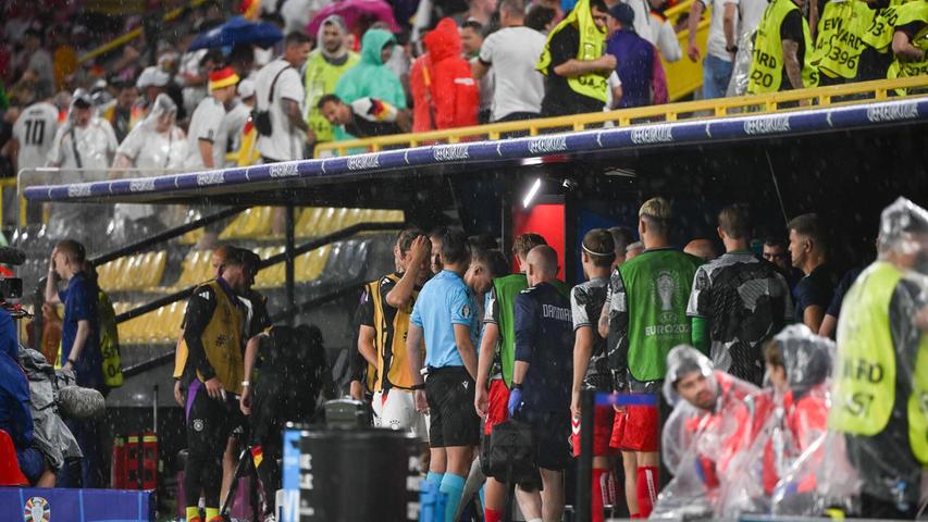 Irre Bilder! Unfassbarer Regensturm während DFB-Spiel - Fans tanzen im Regen