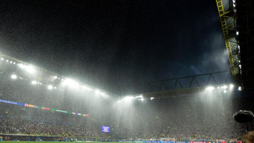 Irre Bilder! Unfassbarer Regensturm während DFB-Spiel - Fans tanzen im Regen
