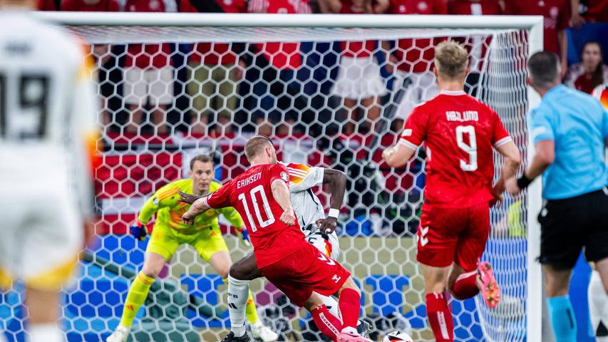 Eriksen schießt Dänemark beinahe in Führung, doch Rüdiger vereitelt den Versuch im letzten Moment. 