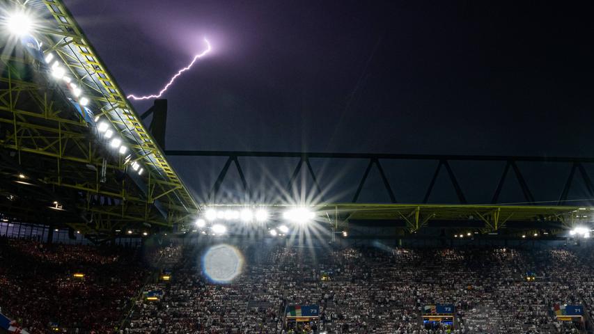 Nach 35 Minuten unterbricht der Referee die Partie: Blitze zucken über den Himmel, es donnert - ein Gewitter zieht über das Stadion. 