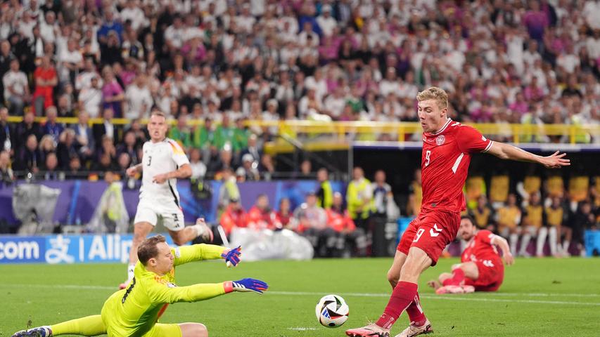 Dänemark bleibt am Drücker, kurz vor der Pause hat Rasmus Höjlund die Führung für Dänemark auf dem Fuß - doch Manuel Neuer kann parieren. 