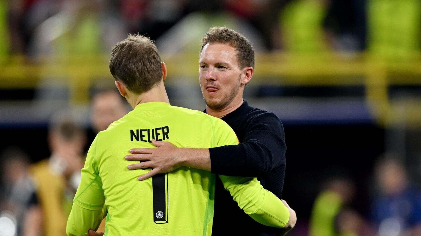 Bundestrainer Julian Nagelsmann (r) umarmt nach dem Sieg Deutschlands Torhüter Manuel Neuer.