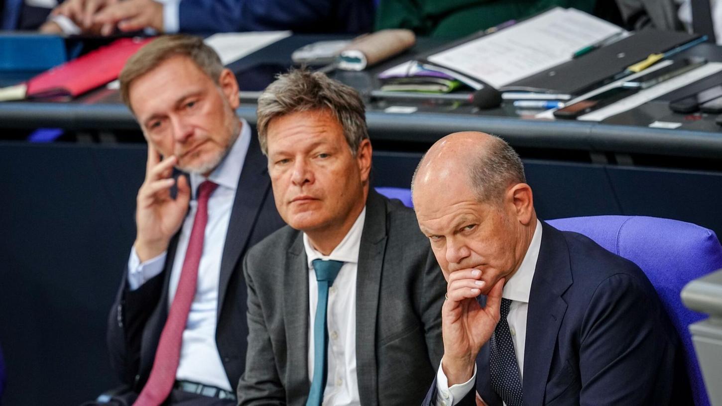 Finanzminister Lindner (l-r), Wirtschaftsminister Habeck und Bundeskanzler Scholz ringen um eine Einigung zum Bundeshaushalt 2025.