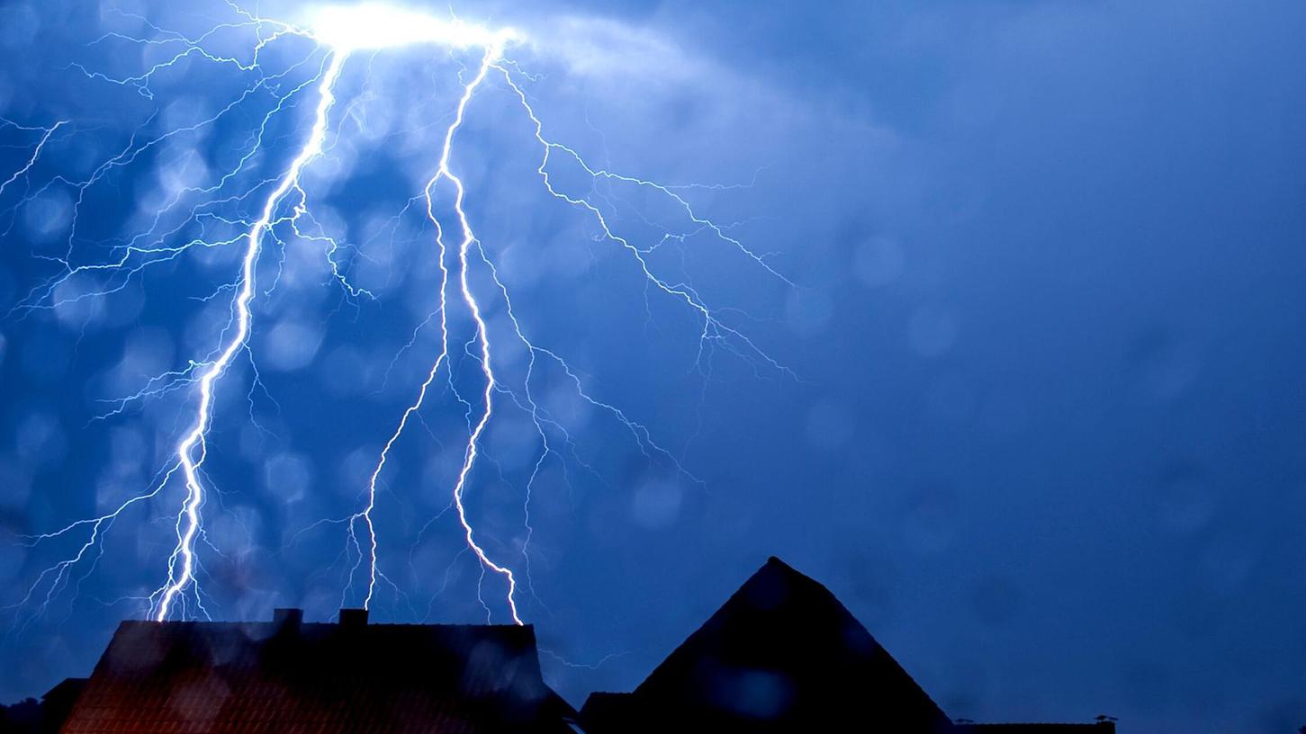 Ein Blitz schlägt ein in Nordrhein-Westfalen.