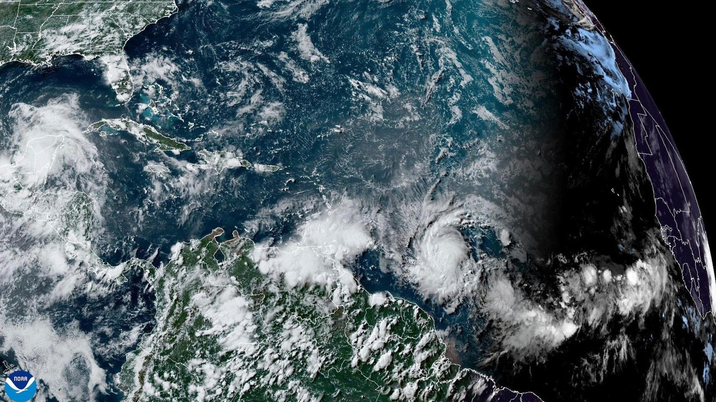 Das Satellitenbild der National Oceanic and Atmospheric Administration (NOAA) zeigt den Hurrikan "Beryl".