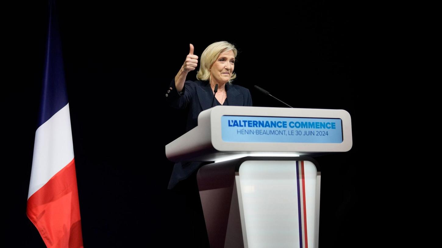 Daumen hoch: Die rechtsnationale französische Politikerin Marine Le zeigt sich nach der Veröffentlichung erster Hochrechnungen zufrieden.