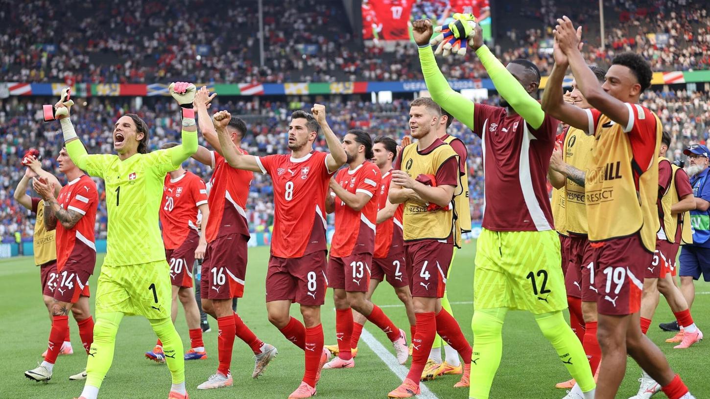 Die Spieler der Schweiz jubeln nach dem Spiel mit den Fans - später gab es Döner.
