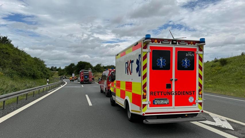A93 in Franken zwischenzeitlich gesperrt: Wohnwagen brannte vollkommen nieder