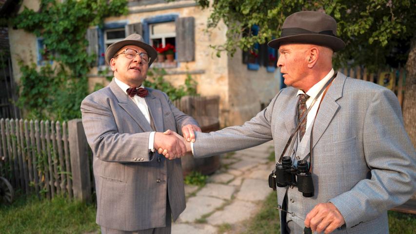 Dr. Ewald Hock ( links ) möchte zu gerne wissen, warum es Emil Quandt in sein Dorf verschlagen hat. 