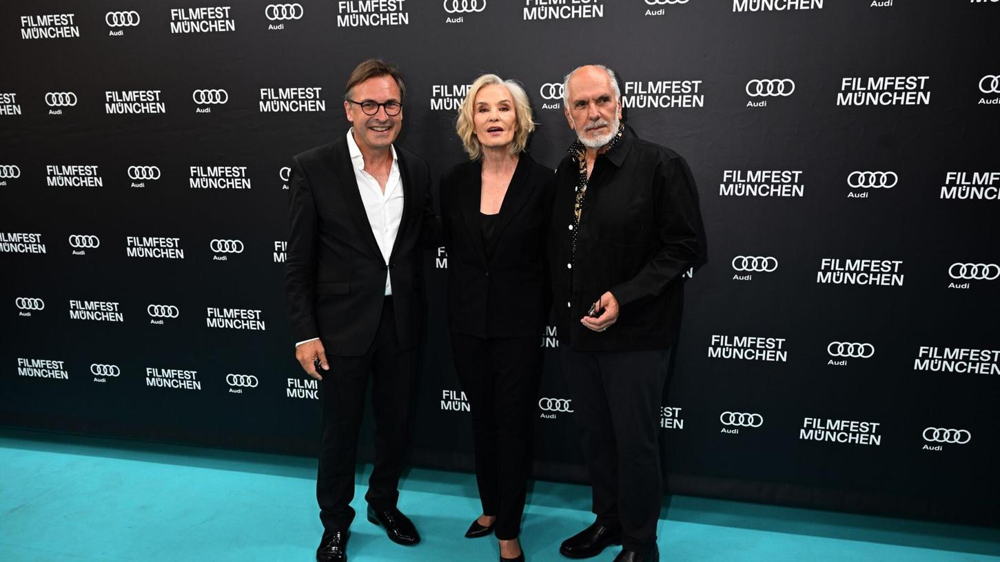 Jessica Lange posiert in München mit Thomas Linsmayer (l), dem Geschäftsführer des Deutschen Theaters, und Filmregisseur Michael Cristofer für die Fotografen.