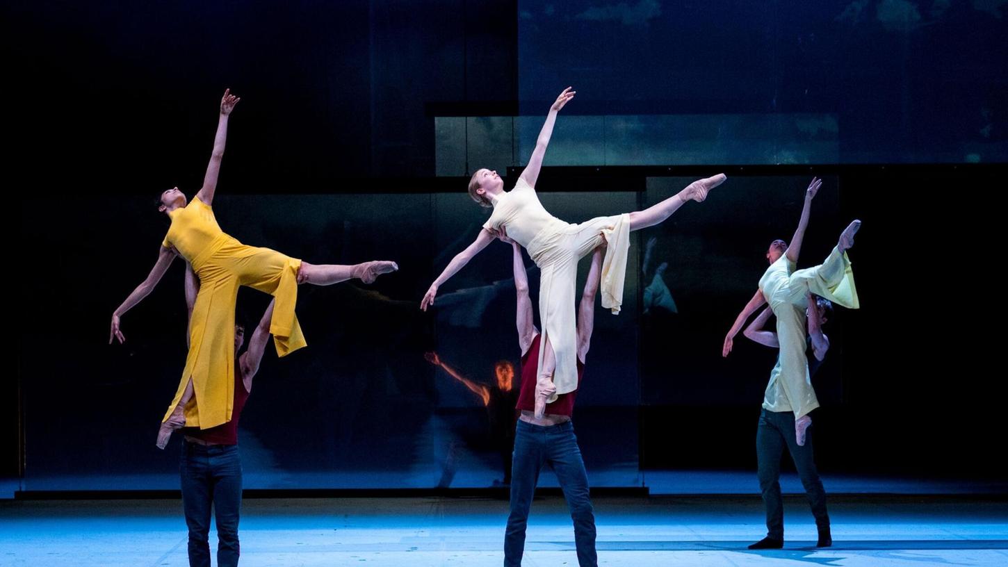 Balletttänzer Tänzerinnen und Tänzer führen in der Hamburger Staatsoper das Stück "Epilog" von John Neumeier auf.