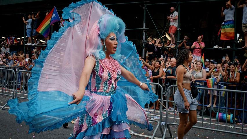 Ausgefallene Ganzkörperkostüme erhalten auf der Pride Parade in New York viel Zuspruch.