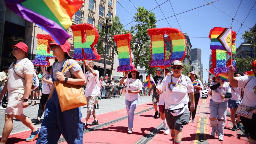 Traditionell in den Farben der Regenbogen-Flagge werden in San Francisco die "Pride"-Buchstaben durch die Stadt getragen.