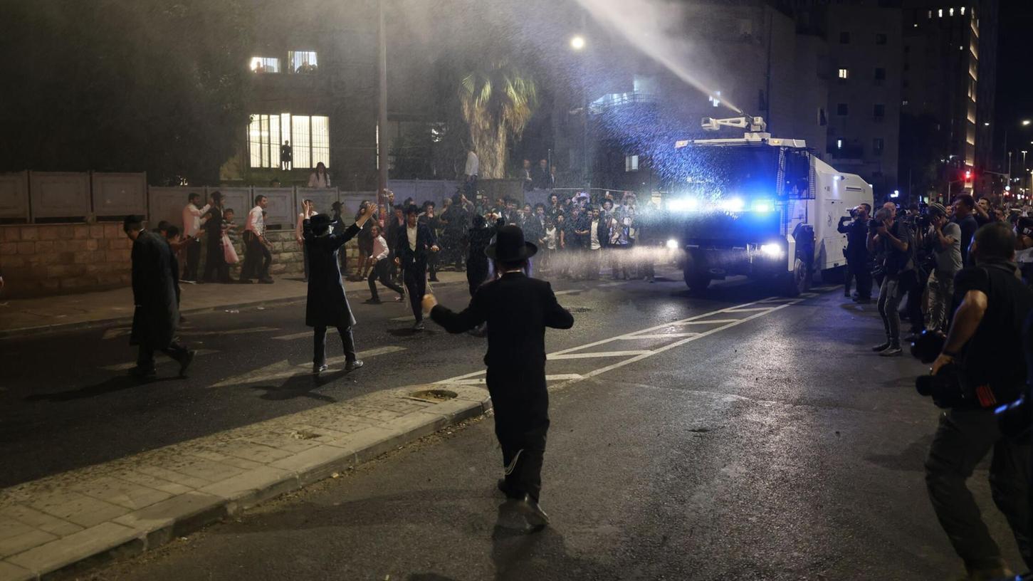 Streit um die Wehrpflicht für Ultraorthodoxe in Israel: Ein Urteil löst wütende Proteste in Jerusalem aus.