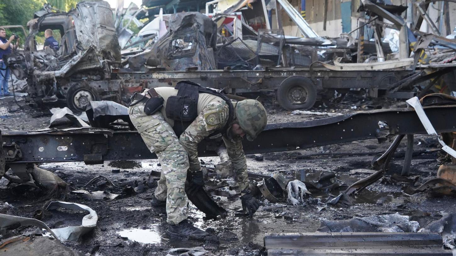 Russischer Angriff auf Charkiw: Ukrainischer Polizist sammelt Beweise.