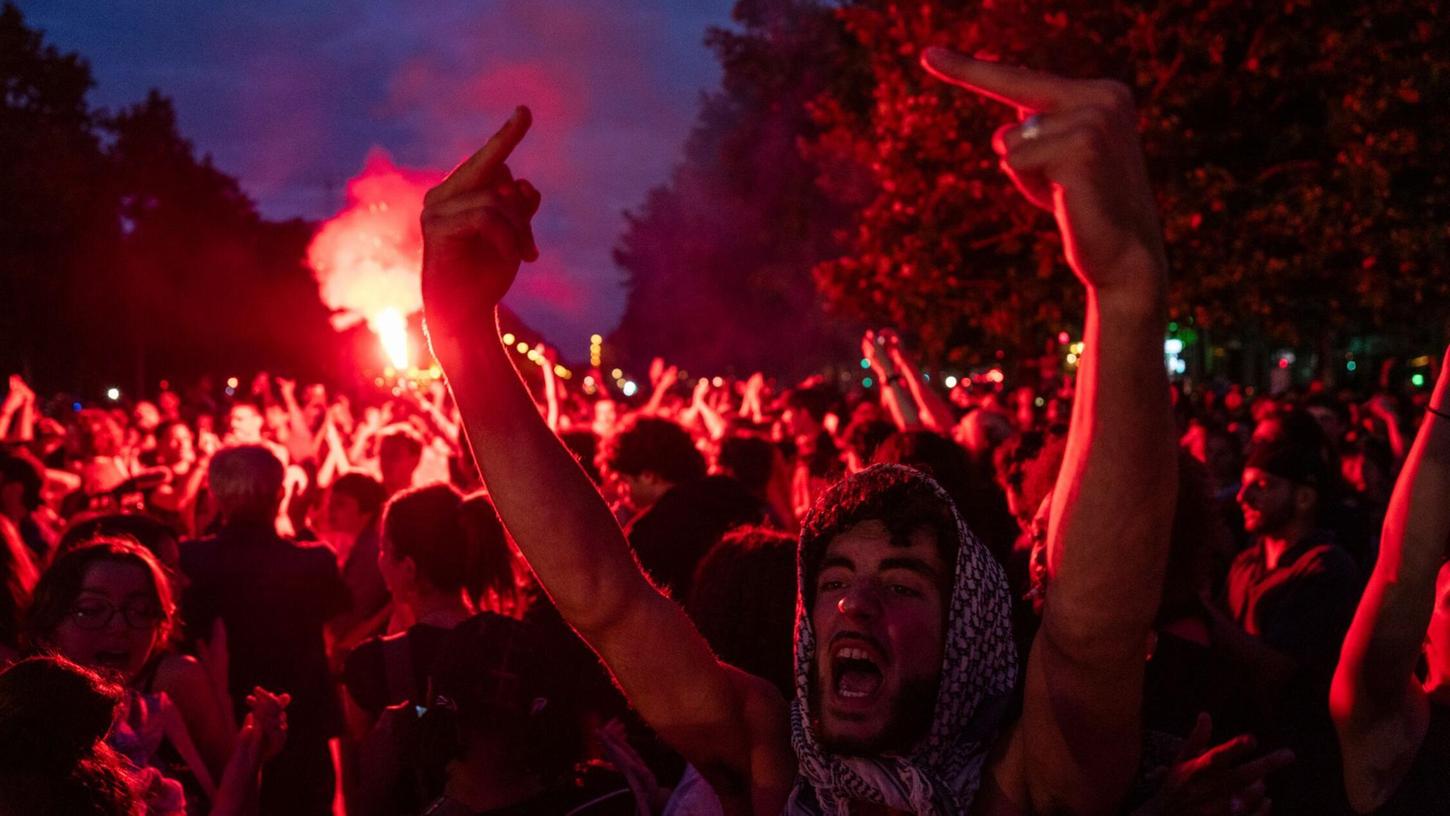 Ein wütender Demonstrant demonstriert in Paris.