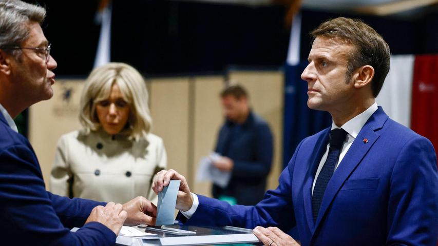 Mit ernster Miene zur Urne: Macron wählt