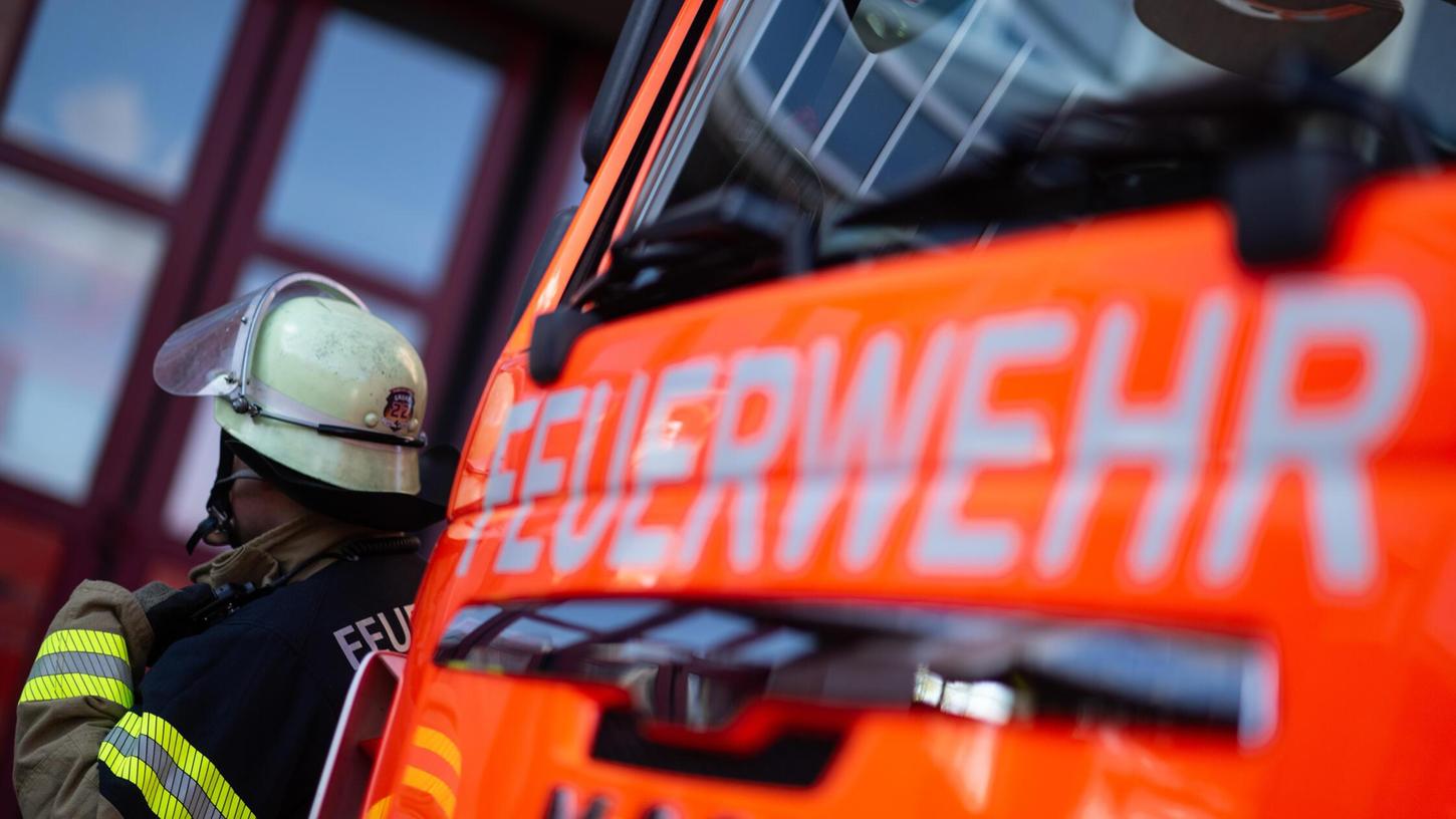 Fünf Feuerwehren rückten zu einem Brand in Velburg aus, der während einer Autoreparatur entstand. (Symbolbild) Fünf Feuerwehren rückten zu einem Brand in Velburg aus, der während einer Autoreparatur entstand. (Symbolbild)