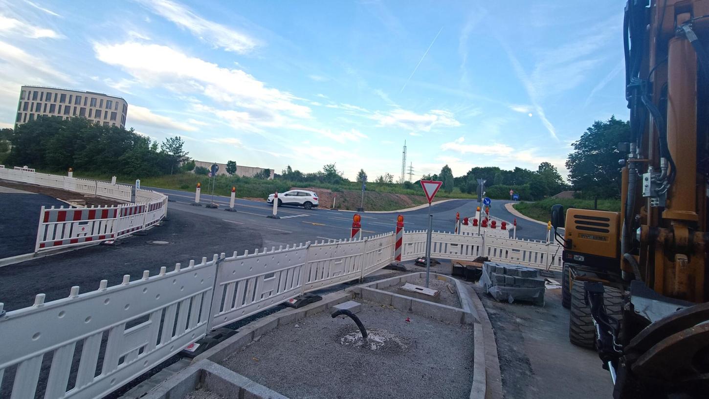 Seit mehreren Monaten wird die Staatsstraße St2239 bei Schwabach Penzendorf umgebaut. Im Juli ist die Strecke Richtung Neuses komplett gesperrt. Seit mehreren Monaten wird die Staatsstraße St2239 bei Schwabach Penzendorf umgebaut. Im Juli ist die Strecke Richtung Neuses komplett gesperrt.