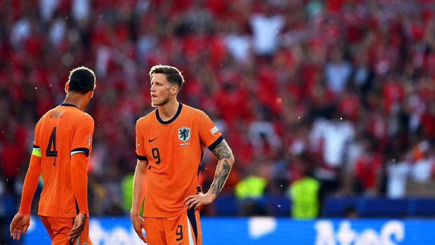 Virgil Van Dijk und Wout Weghorst schauen etwas ratlos: Die Stimmung bei den Niederländern ist vor dem EM-Achtelfinale gegen Rumänien nicht gut.