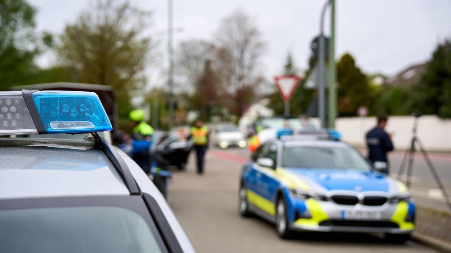 Die Polizei konnte die volltrunkene Frau fassen und ermittelt jetzt wegen mehrerer Delikte. Die Polizei konnte die volltrunkene Frau fassen und ermittelt jetzt wegen mehrerer Delikte.