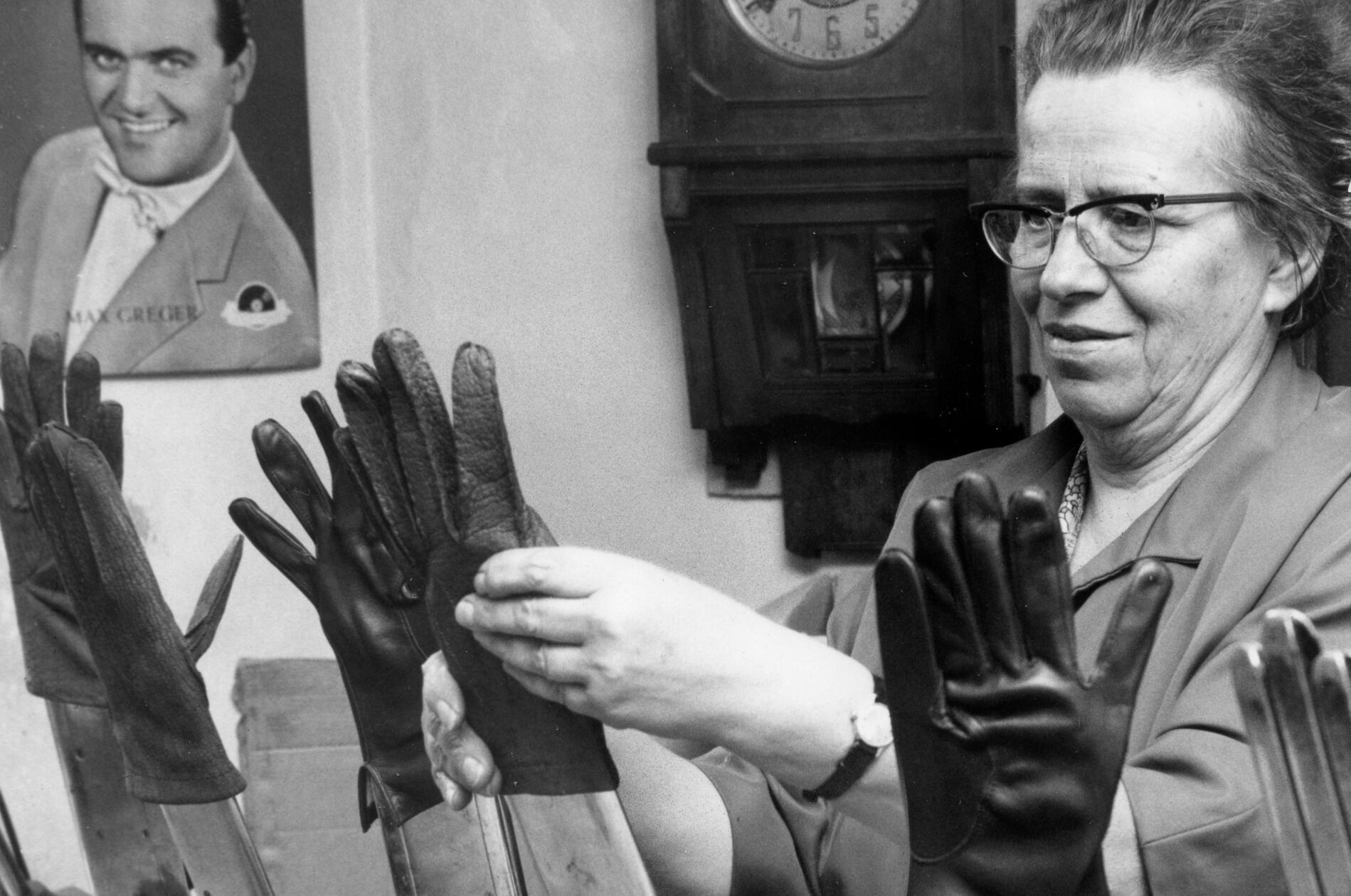 Blick in eine Erlanger Handschuh-Manufaktur im Jahr 1969. Erlangen war, was Handschuhe betrifft, einmal fast der Nabel der Welt. Mit den Hugenotten kam die Zunft 1686 in die Stadt. Das Handwerk florierte und man exportierte in viele Länder. Um 1774 wurden über 120.000 Paare in acht Werkstätten hergestellt. Mancher Herr besaß damals, vom Handschuh für den Ausritt bis zum bestickten Exemplar für den Abend, viele Paare. Der Erlanger Handschuh aus weißem Glacé-Leder war Modebewussten ein Begriff. Durch billige Massenproduktion begann der Niedergang. 1950 gab es in Erlangen noch zehn Betriebe, 2019 schloss der letzte seine Tür.