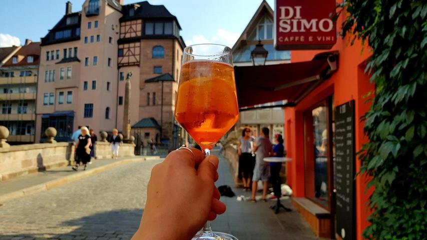 Mit Blick auf die Pegnitz und die sie säumenden alten Fachwerkhäuser kann man bei Di Simo an der Oberen Karlsbrücke einen Spritz genießen. Mit Blick auf die Pegnitz und die sie säumenden alten Fachwerkhäuser kann man bei Di Simo an der Oberen Karlsbrücke einen Spritz genießen.