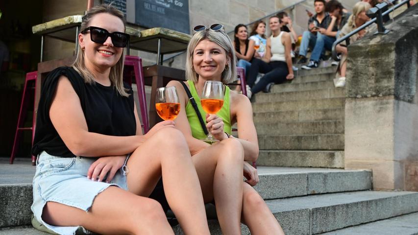 Die Menschen genießen auf den Straßen, Plätzen und in den Parks den milden Sommerabend. Die Menschen genießen auf den Straßen, Plätzen und in den Parks den milden Sommerabend.