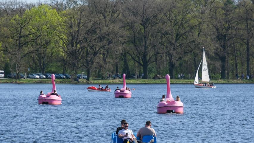 Treetboot fahren auf dem Dutzendteich. Treetboot fahren auf dem Dutzendteich.