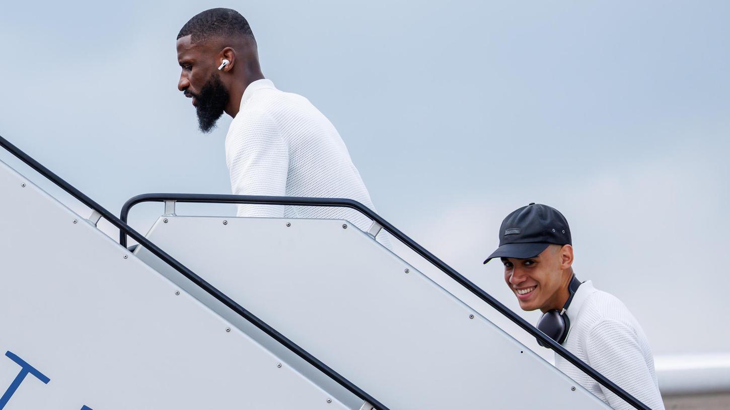 Die deutsche Nationalmannschaft um Antonio Rüdiger und Jamal Musiala reiste mit dem Flugzeug von Nürnberg nach Dortmund.