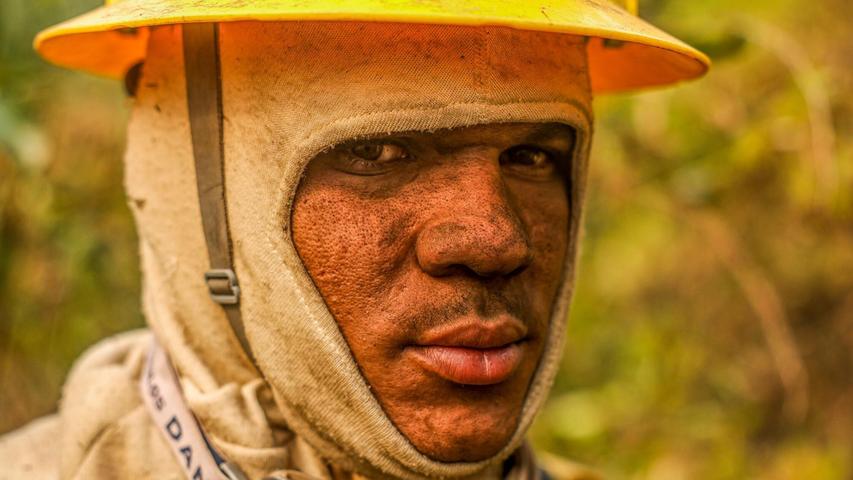 Ein Feuerwehrmann im Einsatz gegen die Flammen im Pantanal.