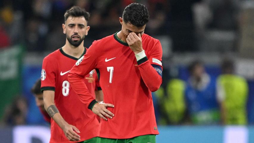 Ronaldo (r.) weinte nach seinem vergebenen Elfmeter in der Verlängerung.