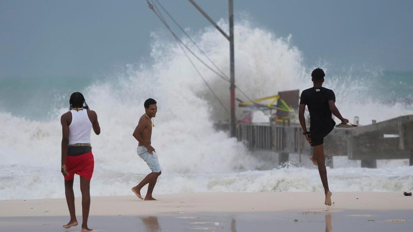 Jugendliche am Strand, während der Hurrikan "Beryl" durch ihre Stadt zieht.