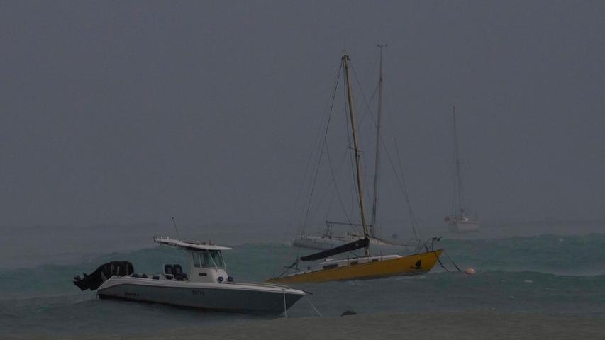 Boote liegen während des Durchzugs von Hurrikan "Beryl" in der Carlisle Bay vor Anker.