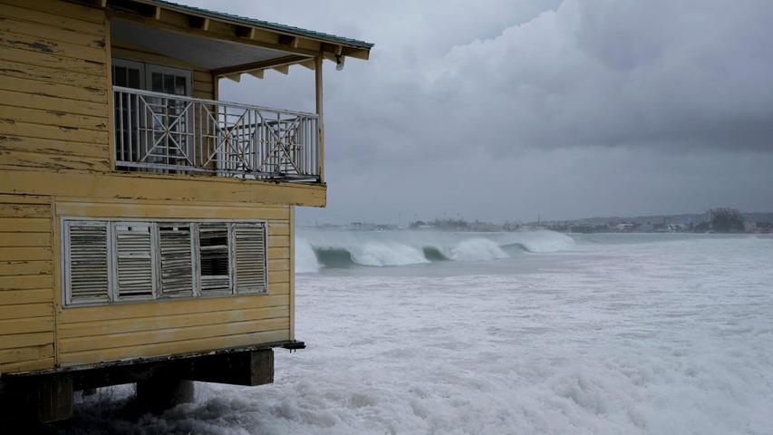 Wellen treffen auf einen Pier während des Durchzugs von Hurrikan "Beryl".
