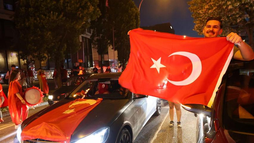 Vor allem türkische Fans feiern Siege ihrer Mannschaft mit Flaggen und Hupen.