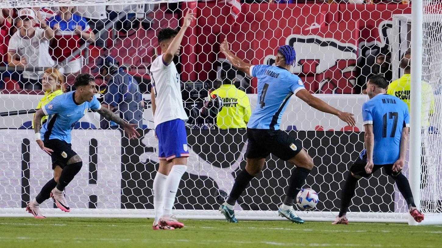 Uruguays Mathias Olivera (l) entscheidet mit seinem Tor das Aus der US-Mannschaft.