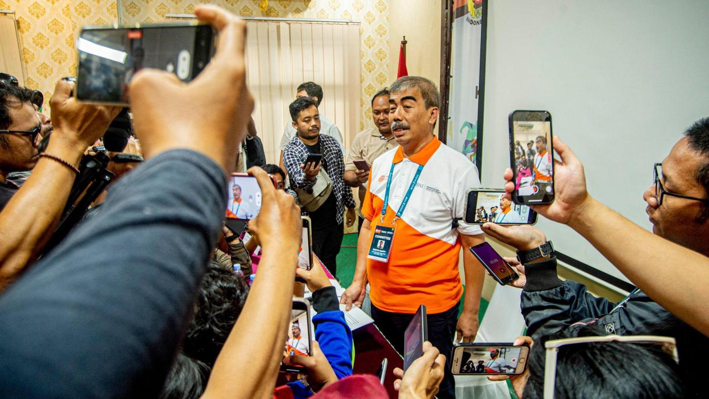 Broto Happy Wondomisnowo (M), Sprecher des indonesischen Badmintonverbandes, beantwortet Fragen nach einer Pressekonferenz.