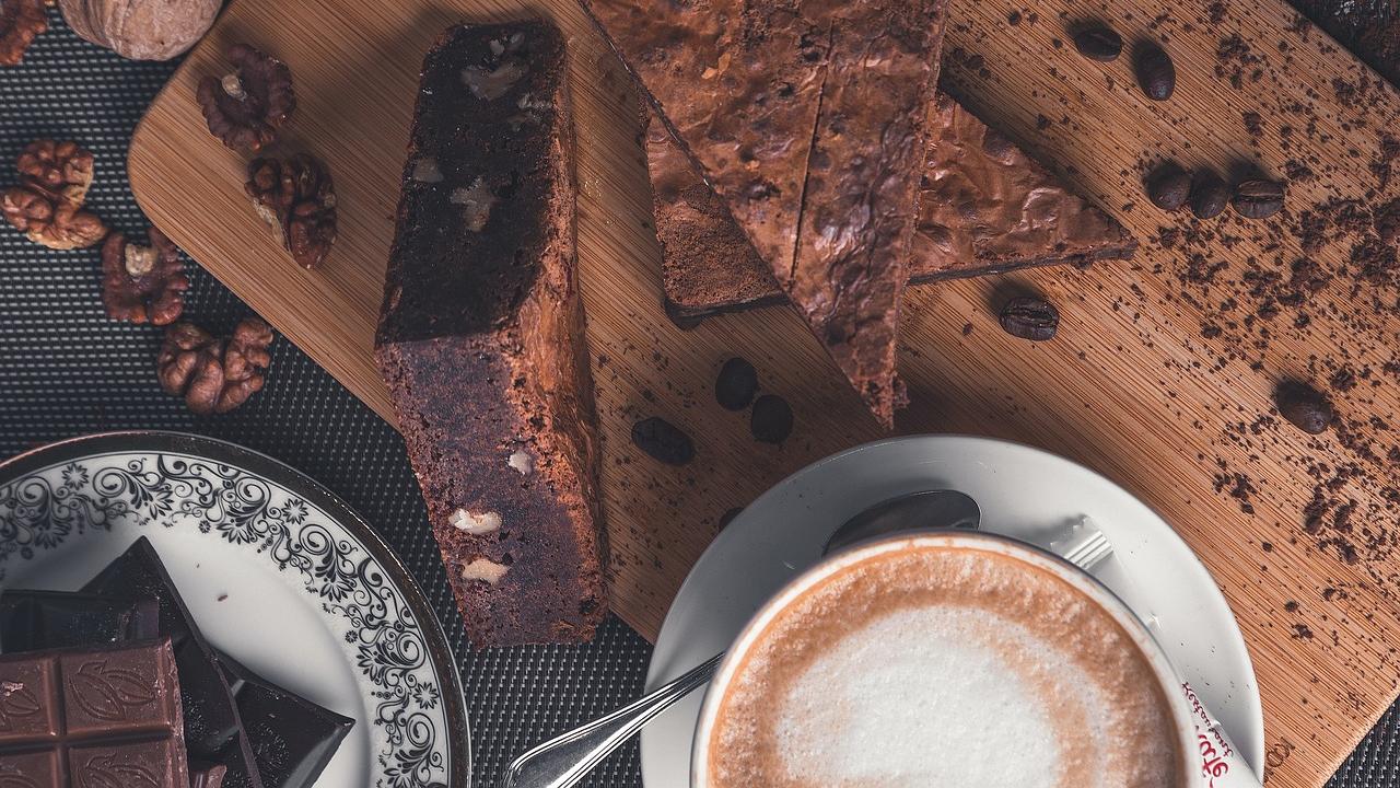 Mit einem cremigen Cappuccino schmecken die Brownies gleich noch besser.