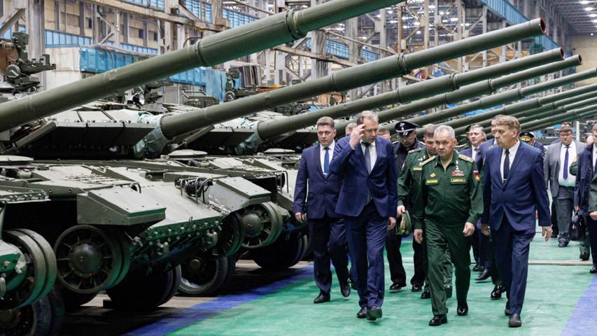 Der damalige russische Verteidigungsminister Sergej Schoigu (2.v.r) besucht eine Werkshalle für Panzerfertigung in der Region Omsk.