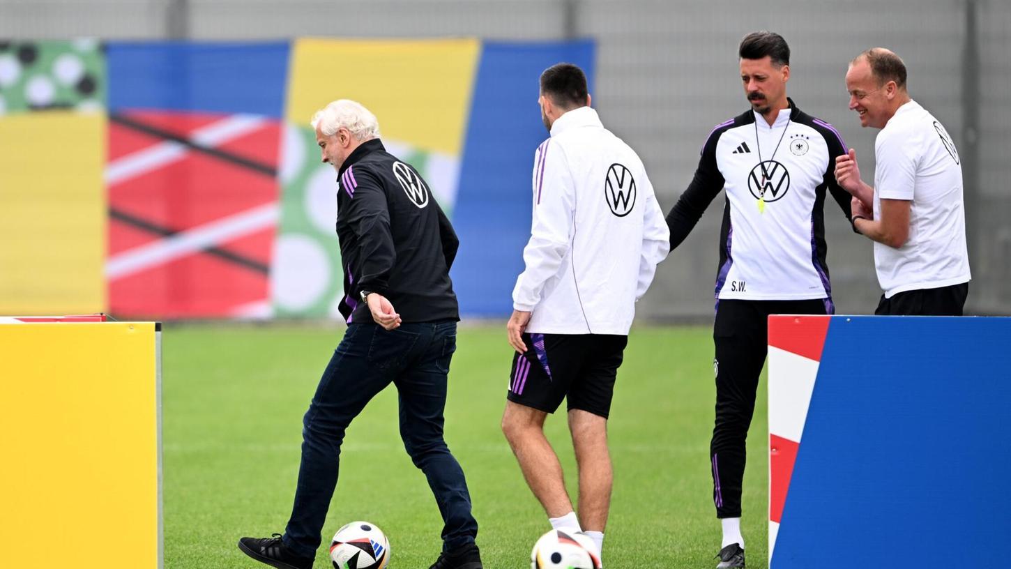 Auch DFB-Sportdirektor Rudi Völler (l) war beim Training der deutschen Nationalmannschaft anwesend.