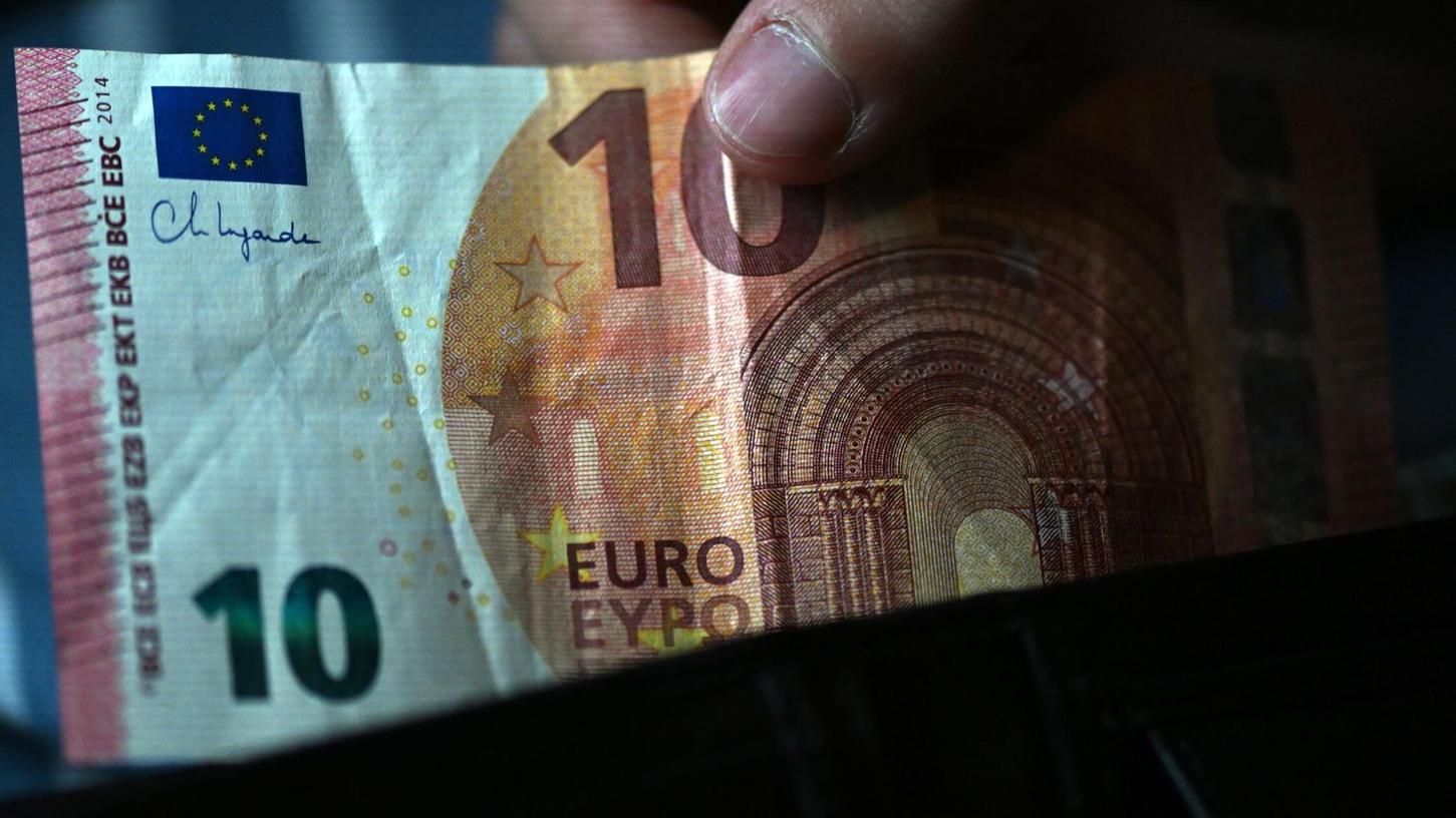 Laut einer Umfrage greifen die meisten Deutschen bei Rechnungen bis zu 20 Euro zum Bargeld.