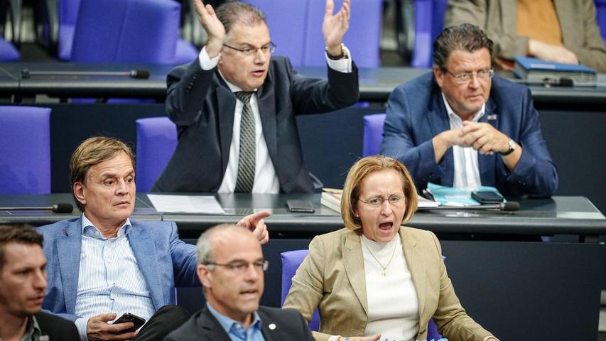 Stephan Brandner, Beatrix von Storch und weitere Abgeordnete der AfD nehmen an einer Aktuellen Stunde im Bundestag teil.