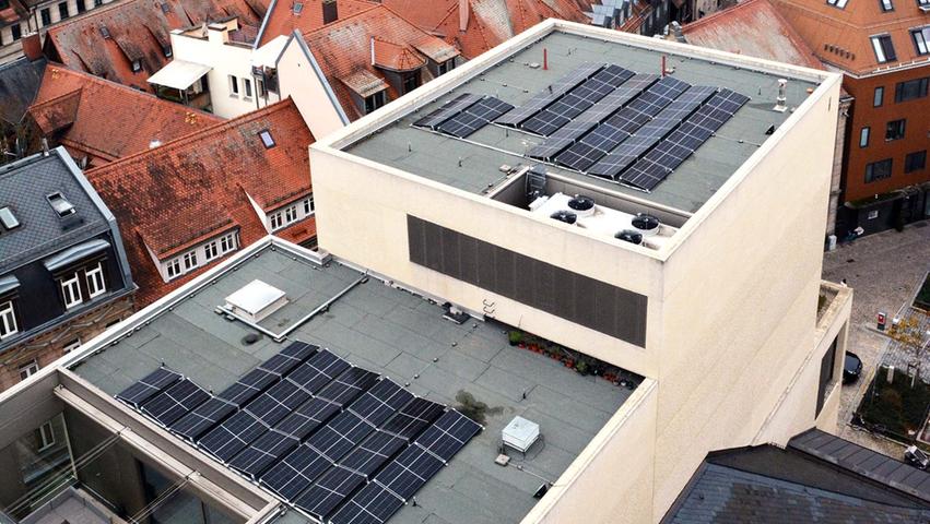 Auf dem Dach: Photovoltaikanlagen.
