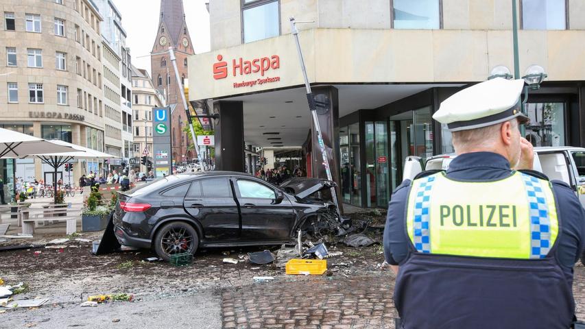 Am Jungfernstieg in der Hamburger Innenstadt ist ein Auto in eine Bankfiliale gefahren.